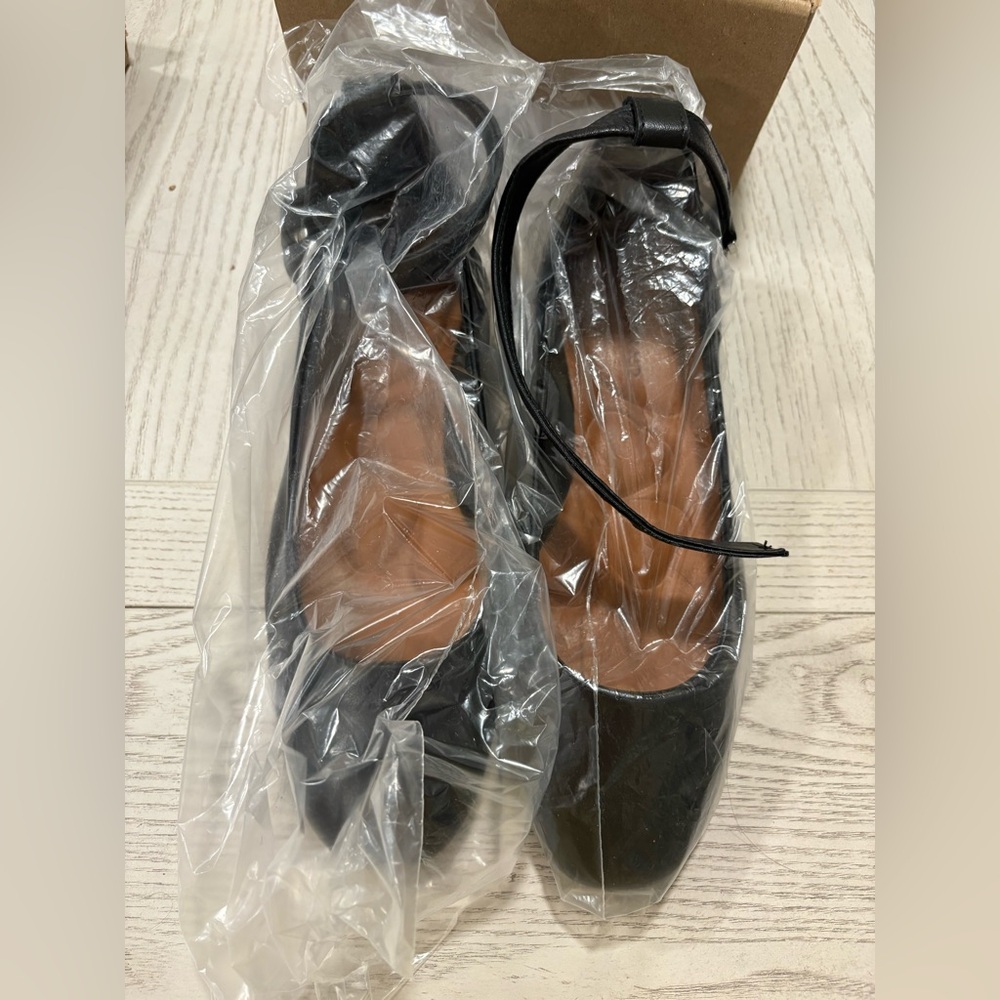 Size 6M Lucky Brand,
Black Ankle Strap Women's flats shoe
NEW IN BOX - Picture 9 of 10